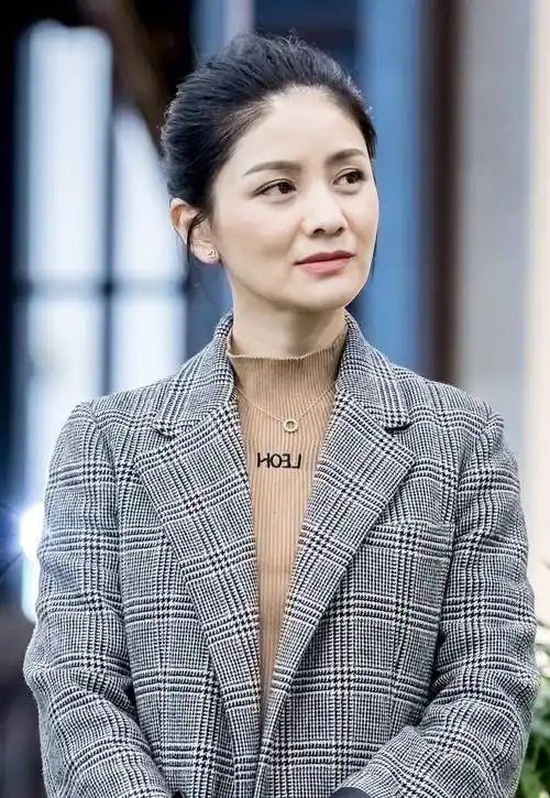 她27岁拿影后,前任是黄晓明,36岁终嫁良人今靠爱子再度翻红_胡可_沙溢