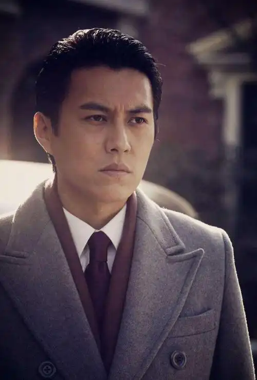 回顾靳东:与大9岁的江珊姐弟恋未果,后娶二婚李佳,如今家庭幸福