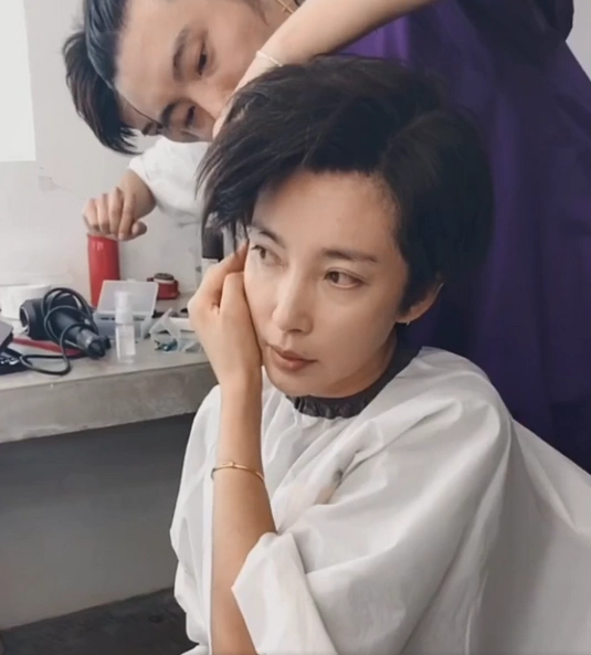 李冰冰短发新造型 气场要炸裂了