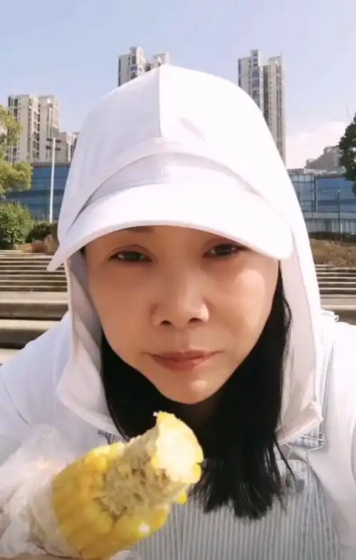 56岁田震街边上吃玉米!