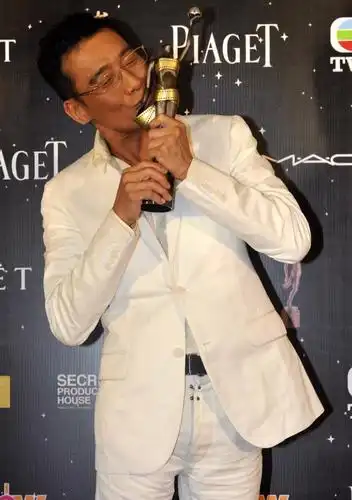 千面梁家辉:怼鲁豫,"当悍匪",写专栏