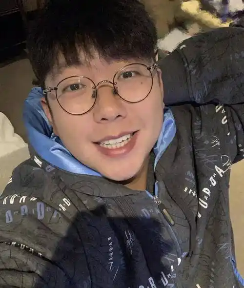 家有儿女里的鼠标长大了,27岁的他近照曝光,网友:差点没认出来_张艺文