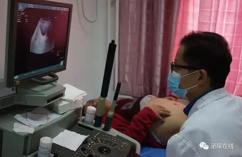 泌尿外科吴雅冰副主任医师为患者行超声检查马雪涛副主任医师为患者