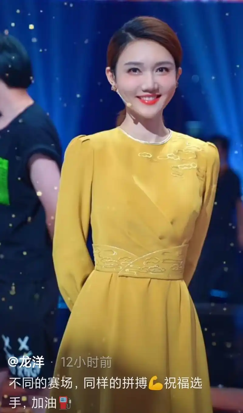 主持人龙洋成央视门面月亮姐姐夸她太好看仅31岁就主持了春晚