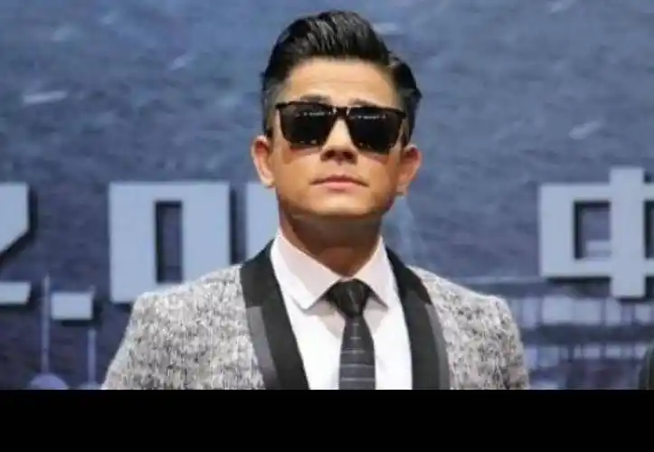 适合这句话的男明星可不少,尤其是神仙打架的那个年代,首当其冲的就是