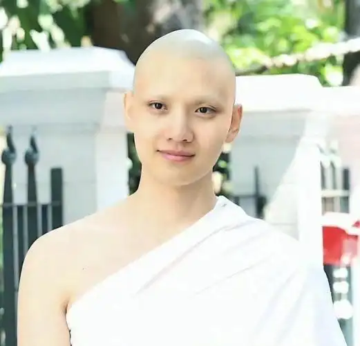 黄书豪出家原因曝光他出家剃光头剃眉毛照片来了