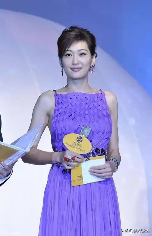 如果说孟广美的身高和身材是先天优势,那孟广美惊人的社交能力就是她