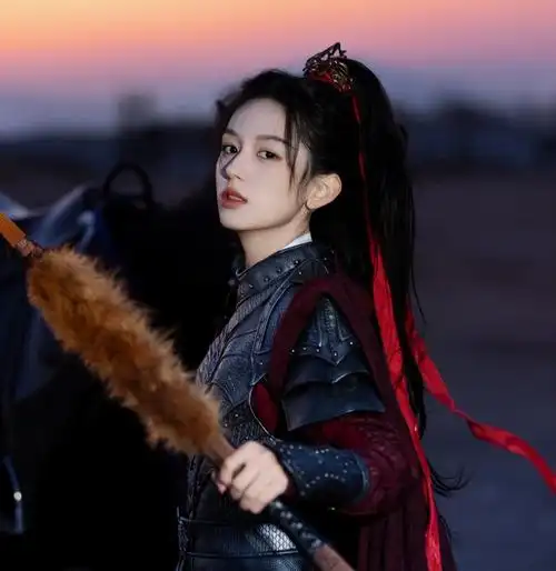 周也古风新造型好飒!战损侧颜被赞天选女将星,眼神杀令人惊艳!