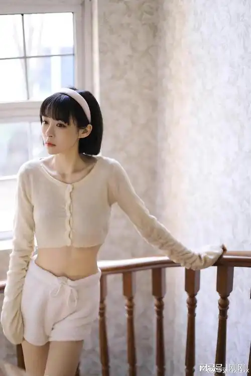 楼梯上的张语格