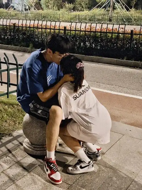 了,既然已经这么热了,索性紧紧拥抱另一半,感受夏天好啦～#最萌身高差