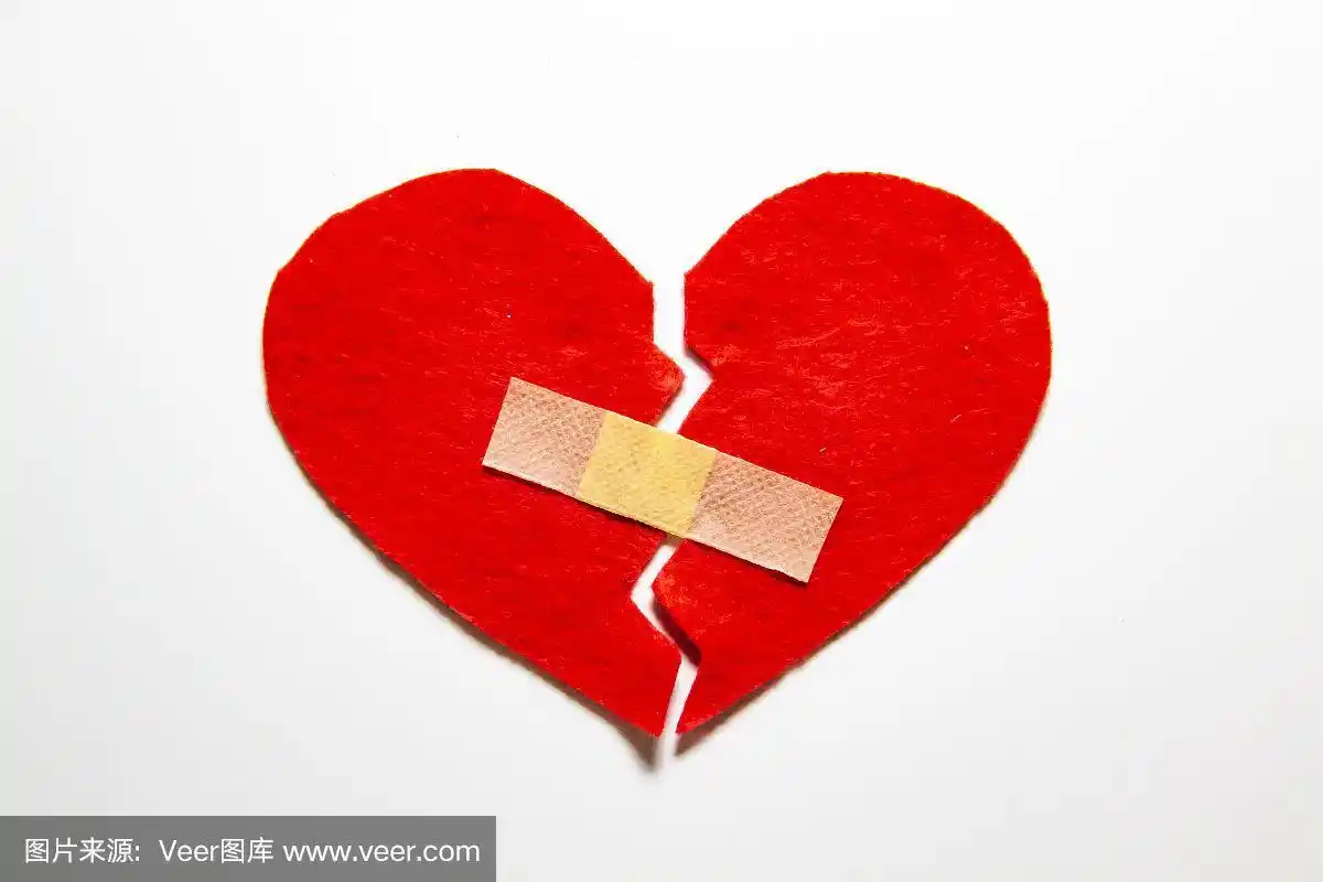 破碎的心,用创可贴粘在一起.一颗发自内心的心.