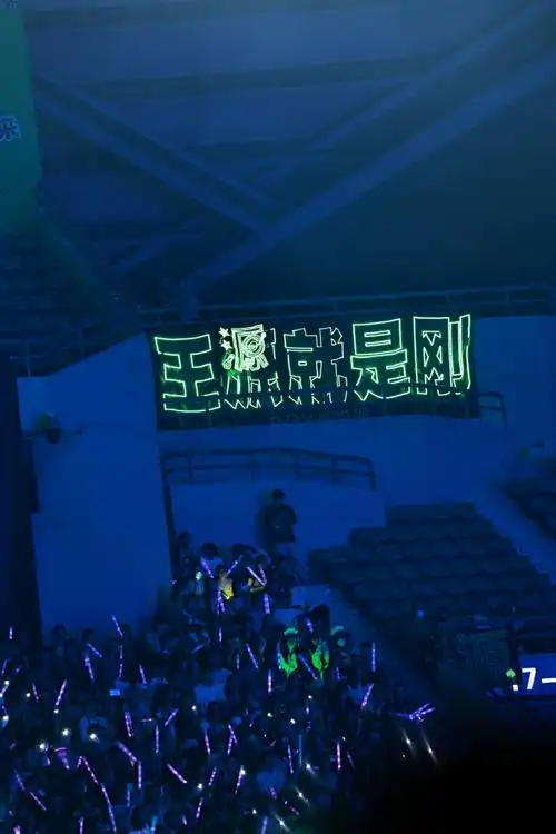 王源出席qq音乐巅峰盛典