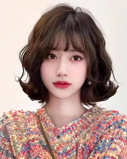 但是,仅仅剪短发可能会显得单调和沉闷,因此烫发成为了必不可少的一步