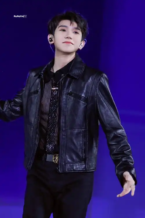 王源超话#王源绿海#舞台放大具象化的幸福,此时此刻,有你有我.