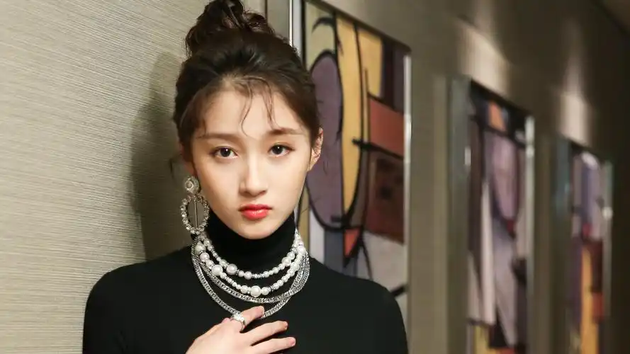 明星风尚关晓彤壁纸1