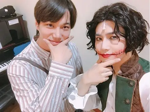 exo金钟仁探班金俊勉义气十足 厚重舞台妆难掩帅气外貌(图)