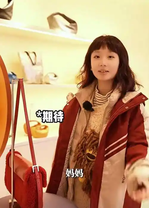 原创洪欣与女儿一起逛街10岁染红发彤彤暴风抽高五官像极了父亲张丹峰