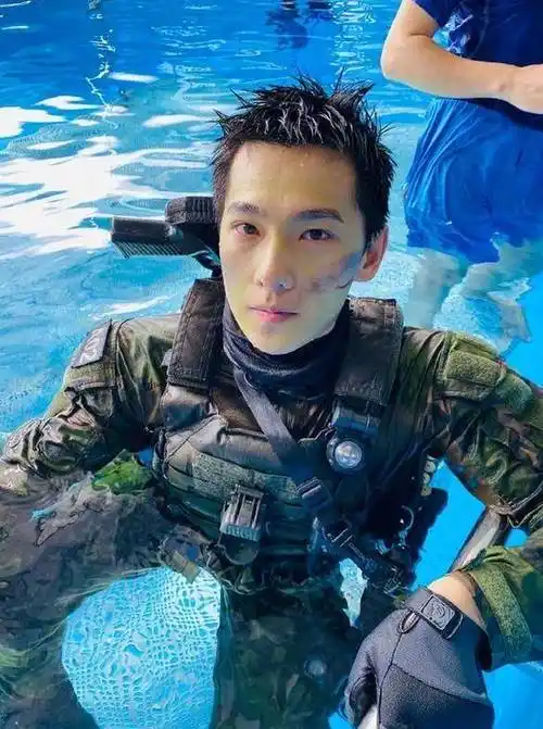 杨洋也是个心机boy!换发型后辨识度飙升,西装帅得像换了个人