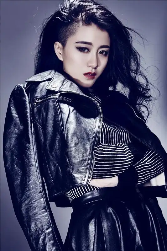 李嘉格全新写真慵懒甜美