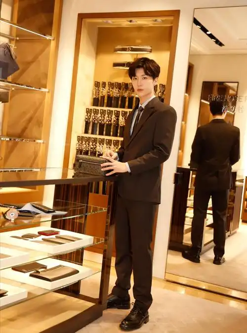 长发范丞丞宛如宫廷贵公子,穿西装变身禁欲男神,你pick哪一款?