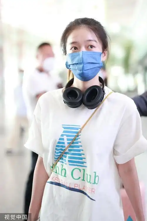 组图张雪迎简约穿搭机场出发戴挂脖耳机扎马尾少女感满满