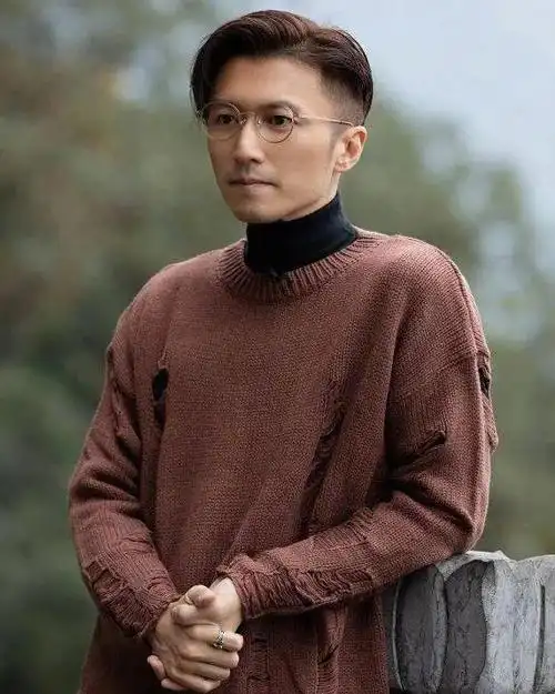 这些年来,谢霆锋的发型一直引领着潮流,无论是短发,长发还是卷发,他都