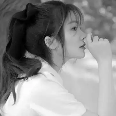美女黑白系女生头像图片