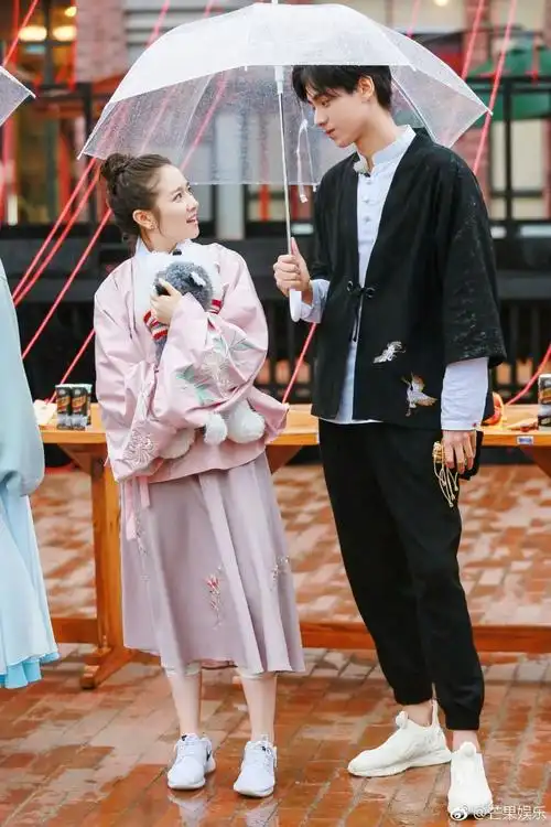 这边厢刚当完同学,那边厢就偶遇"江辰"了,李兰迪和胡一天在最近的