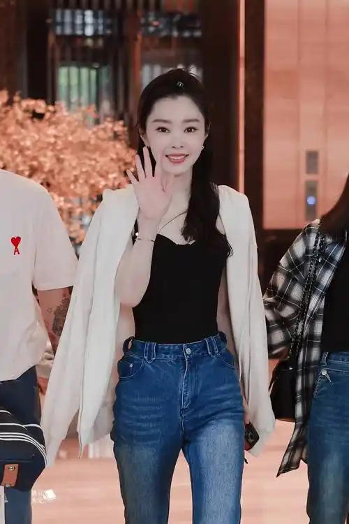 宋轶带火了"简约显贵"穿搭:黑色短外套 牛仔裤,高级又洋气_身材_白色