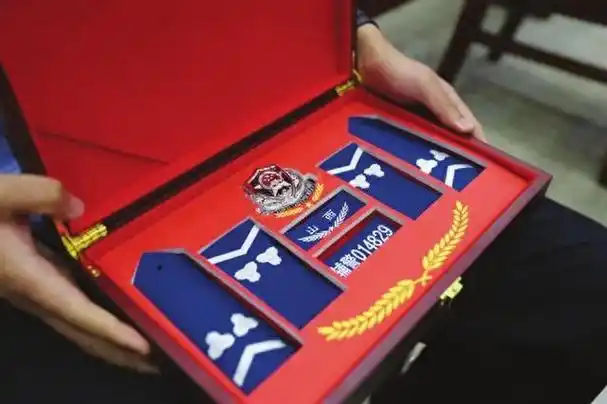 图为新式辅警警衔,帽徽,警号和胸徽.不同的肩章,同样的使命.