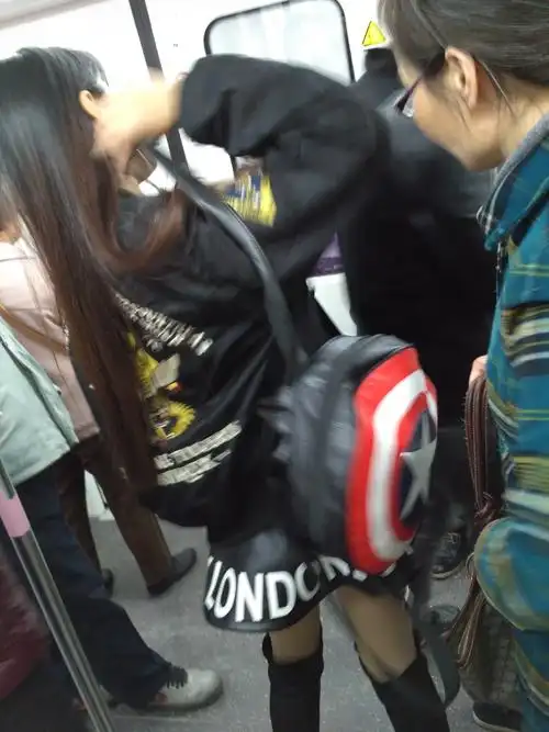 到洪山广场站下车,看她的背影走远,应该是去转4号线,老衲也就没有尾随