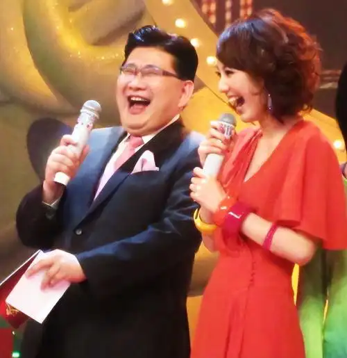 央视主持人王冠:与曹可凡传绯闻,被母亲催婚,38岁未婚也幸福