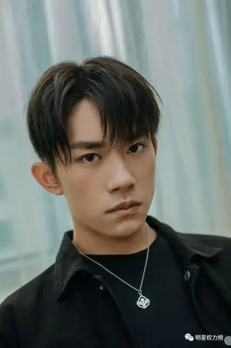 迪丽热巴丸子头俏皮灵动 易烊千玺活动造型休闲时尚 陈立农杂志大片