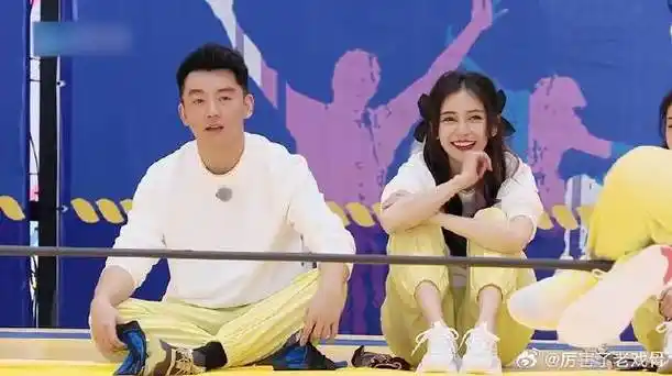 奔跑吧#  笑死了,李晨蔡徐坤终极对决,被摔得屁股疼!