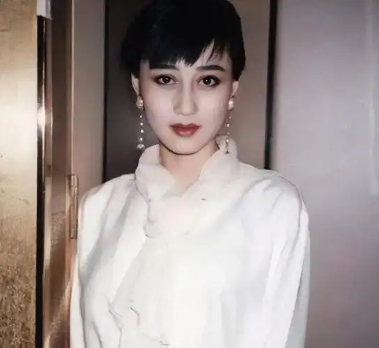 朱茵朱茵与利智一样,都可以被认为是那个时代中很少涉足风月片的女星