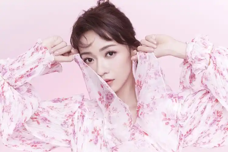 吴谨言粉色长裙优雅写真图片66