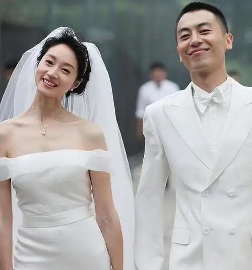 在一次参加《快本》时,主持人让他公主抱吴昕,但他听此后并没有照做