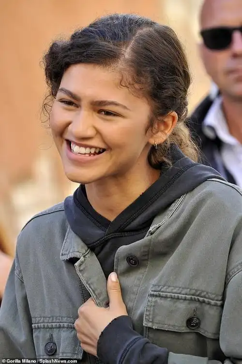 《蜘蛛人2:离家日》同学们一起现身威尼斯拍摄 汤姆