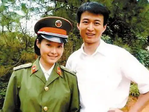 袁立与赵宝刚十指紧扣路边相拥 曾与张怡宁老公苦恋12年