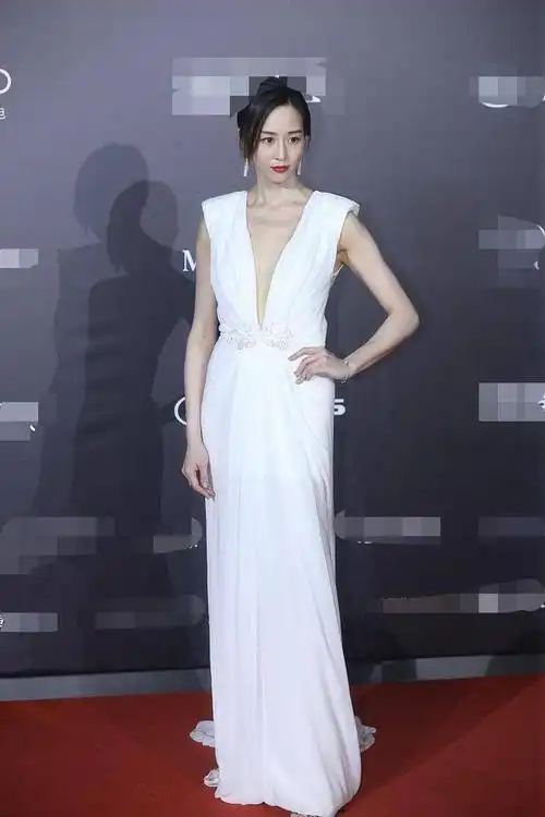 张钧甯深v长裙亮相精致锁骨穿出性感风情纯白色调淡雅高贵