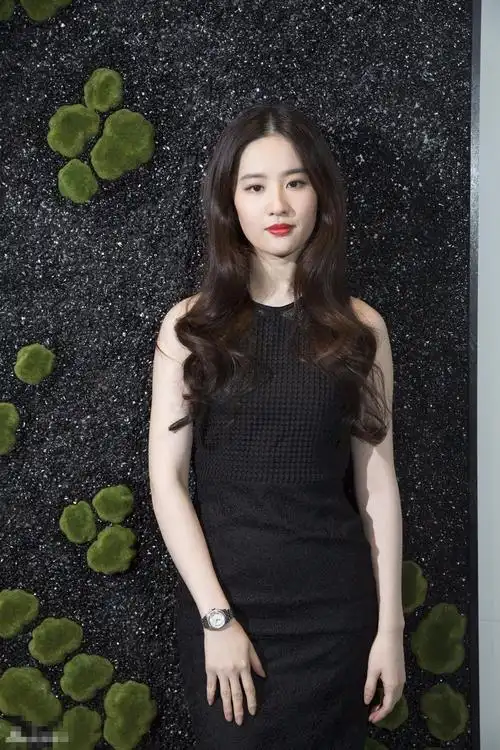 刘亦菲迈入30岁大关 黑裙红唇妩媚尽显熟女味道