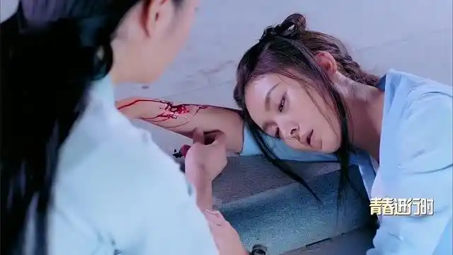楚乔传:赵丽颖手臂被人割伤,晕倒在门口,幸亏被姐姐看见!