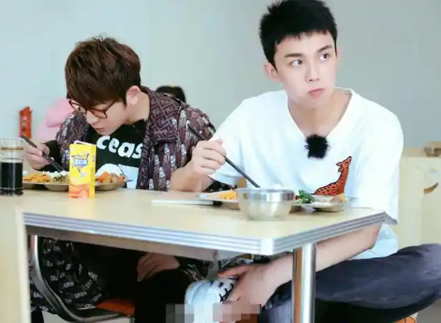 吴磊综艺节目吃饭,看到吴磊的坐姿之后,这是在学校食堂学的吧?