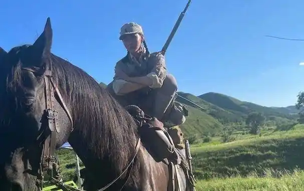 敬业的小公主—张天爱,练骑马真是不容易啊_技巧_功夫_马背