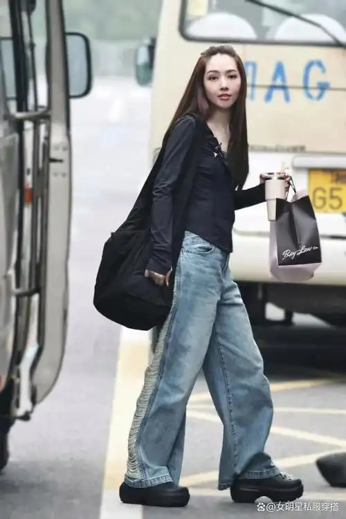 戚薇街拍腿好长!阔腿裤,选对鞋子显高又时髦!