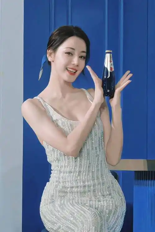 迪丽热巴现在真是越发的清纯了!