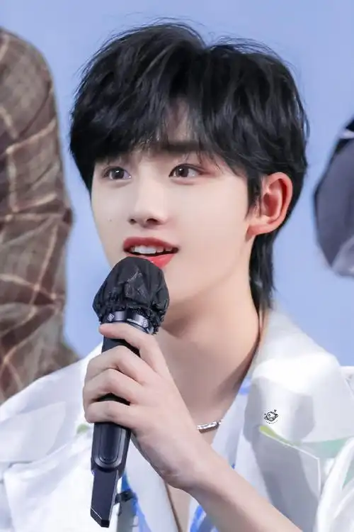 丁程鑫一眼就能让人看到的一双好看的眼睛 爱笑的眼睛都是亮晶晶的!