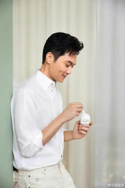 张智霖海蓝之谜最新推广图我怎么连留胡子的张智霖魅力都抵挡不住啊