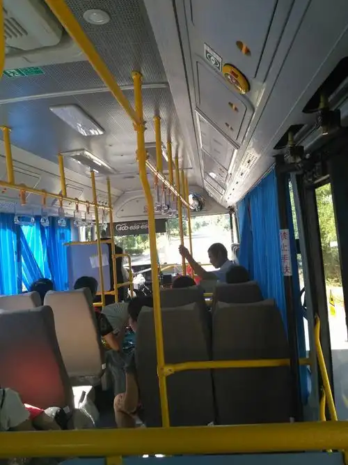 公交车上的早晨,阳光格外耀眼