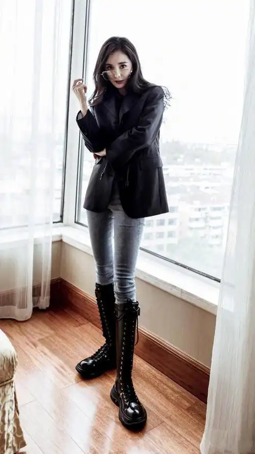 也是服了腿精杨幂大冷天也要光腿穿高筒靴街拍真时髦呀